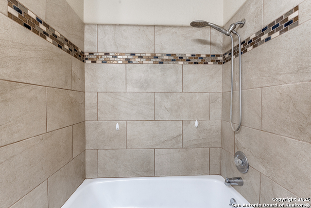 Image 21 of 28 For 2811 Woodbury 405