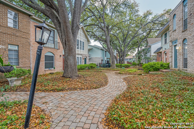 Image 5 of 28 For 2811 Woodbury 405