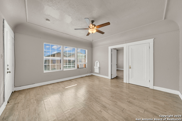 Image 23 of 32 For 1409 Woodlawn W