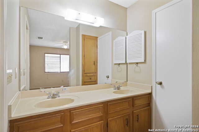 Listing photo id 16 for 13918 Tree Crossing St