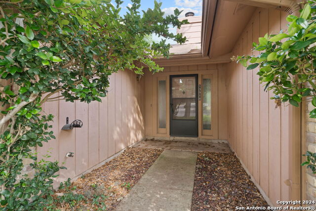 Listing photo id 1 for 13918 Tree Crossing St