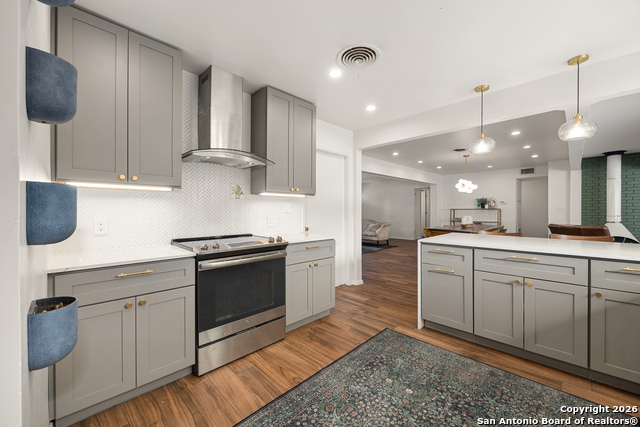 Image 14 of 53 For 2118 Lawndale Dr E