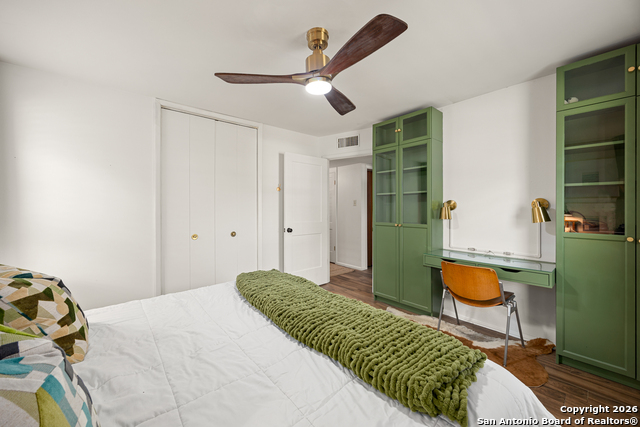 Image 19 of 53 For 2118 Lawndale Dr E