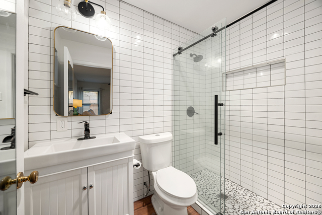 Image 22 of 53 For 2118 Lawndale Dr E