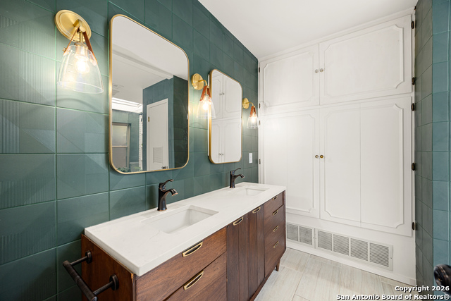 Image 31 of 53 For 2118 Lawndale Dr E