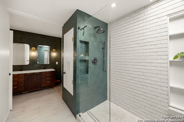 Image 32 of 53 For 2118 Lawndale Dr E