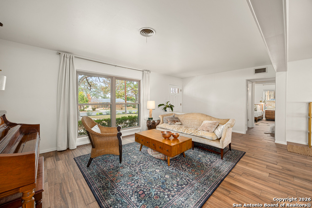 Image 5 of 53 For 2118 Lawndale Dr E