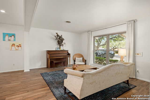 Image 6 of 53 For 2118 Lawndale Dr E