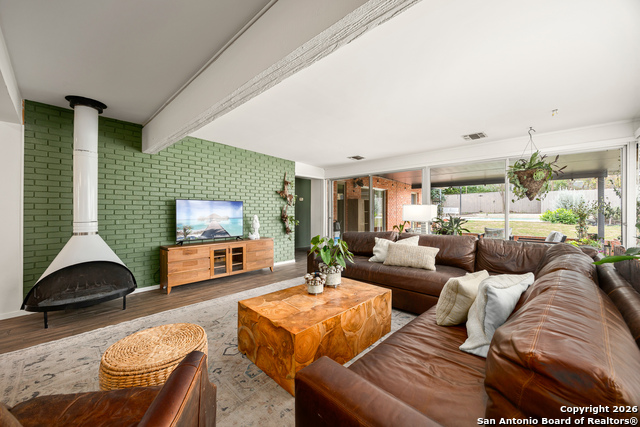 Image 9 of 53 For 2118 Lawndale Dr E