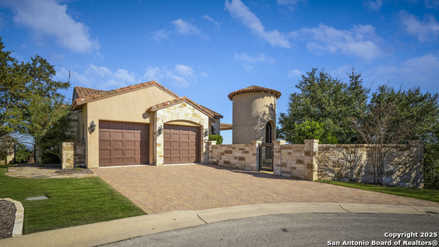 Listing photo id 0 for 20 Vittoria Ridge