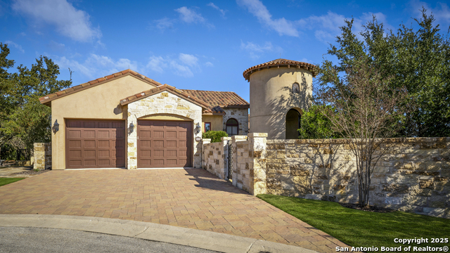 Listing photo id 1 for 20 Vittoria Ridge