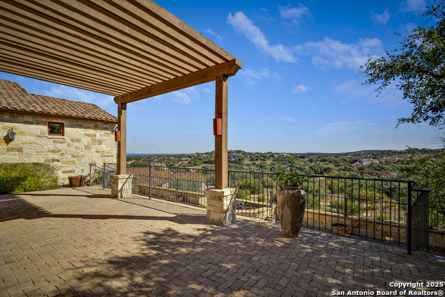 Listing photo id 2 for 20 Vittoria Ridge