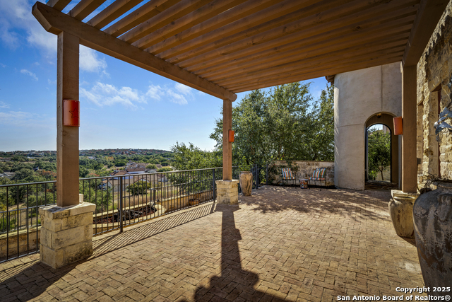 Listing photo id 3 for 20 Vittoria Ridge