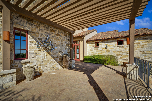 Listing photo id 4 for 20 Vittoria Ridge