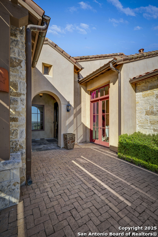 Listing photo id 5 for 20 Vittoria Ridge