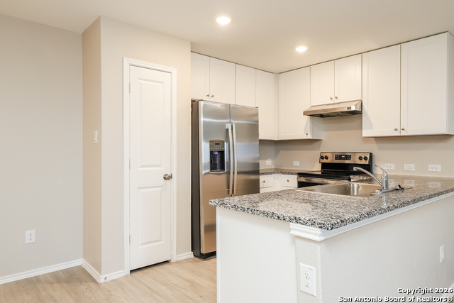 Listing photo id 5 for 3921 Far Horizon