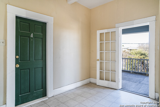 Image 16 of 31 For 1110 Ashby Pl W