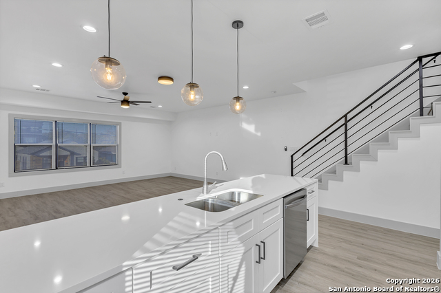 Listing photo id 9 for 810 Iowa  4