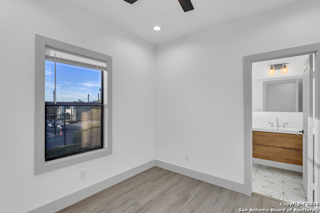 Listing photo id 11 for 810 Iowa  4