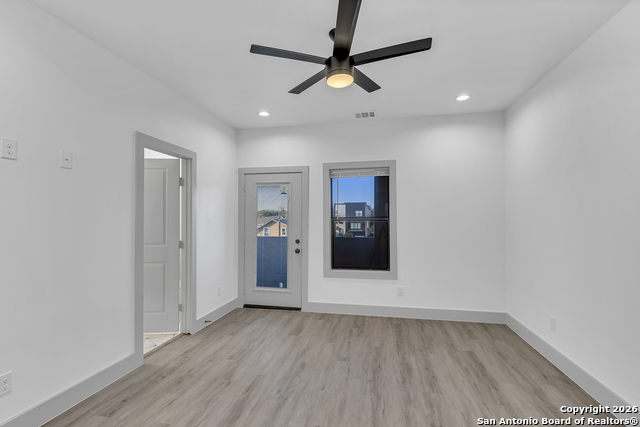 Listing photo id 14 for 810 Iowa  4