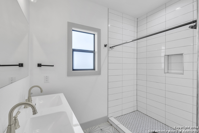 Listing photo id 16 for 810 Iowa  4