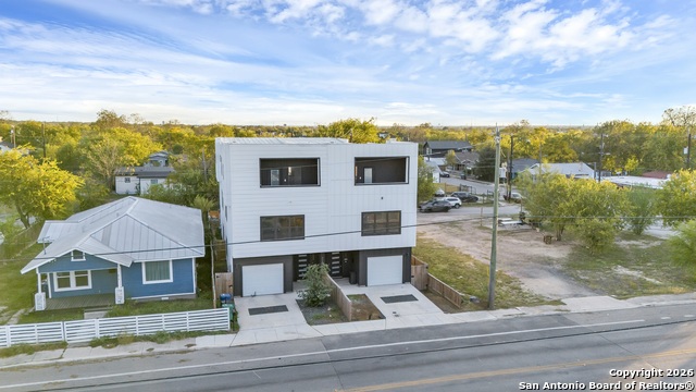 Listing photo id 0 for 810 Iowa  4