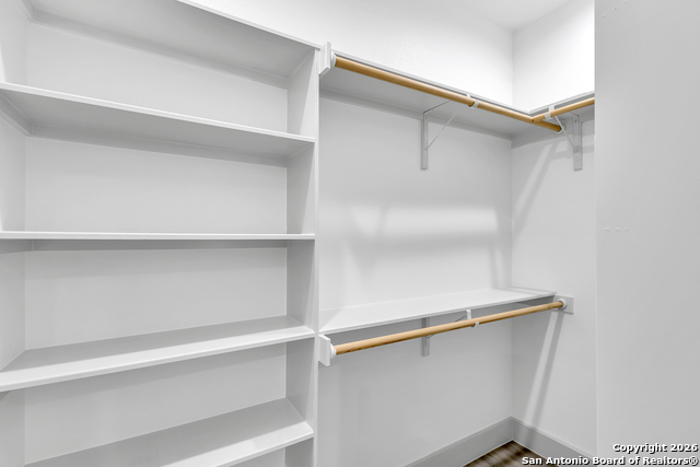 Listing photo id 18 for 810 Iowa  4