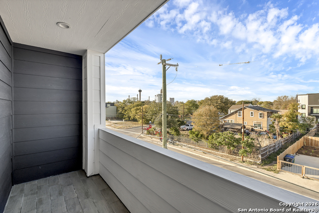 Listing photo id 20 for 810 Iowa  4