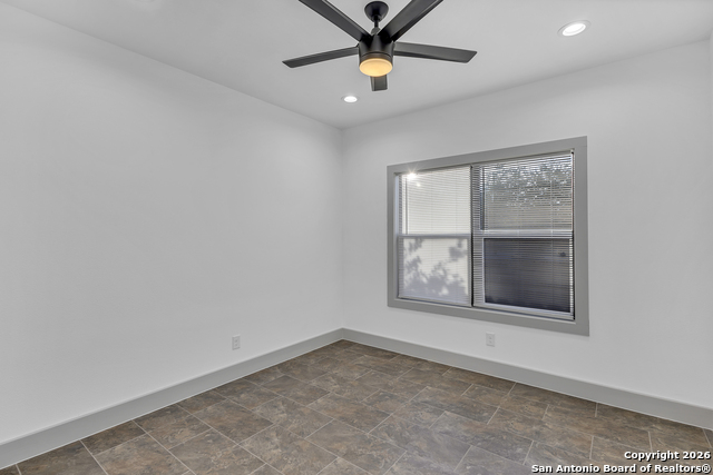 Listing photo id 22 for 810 Iowa  4