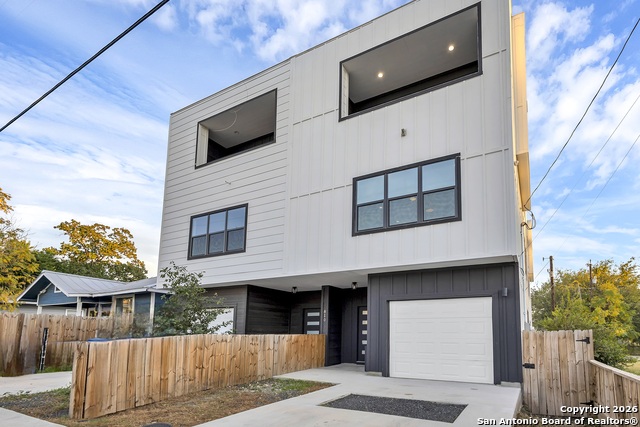 Listing photo id 1 for 810 Iowa  4