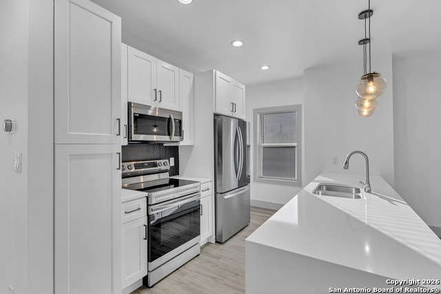 Listing photo id 7 for 810 Iowa  4