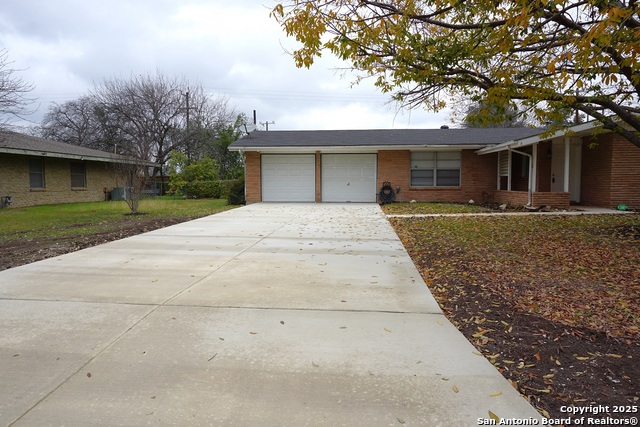 Image 3 of 28 For 221 Windcrest