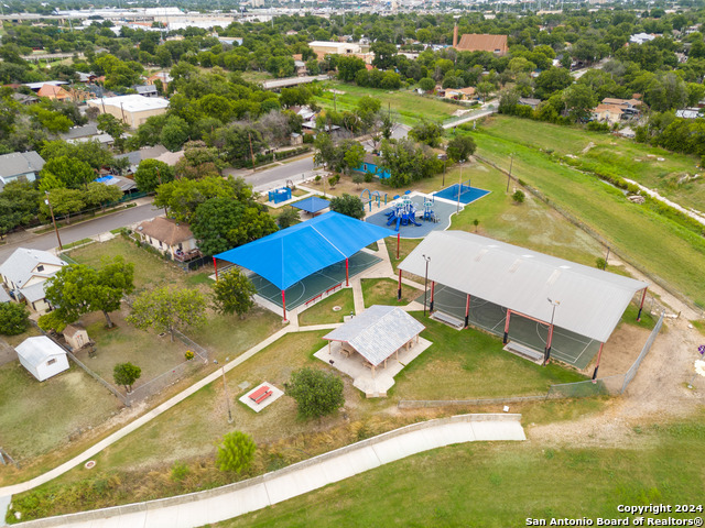 Image 9 of 14 For 713 Navidad St N