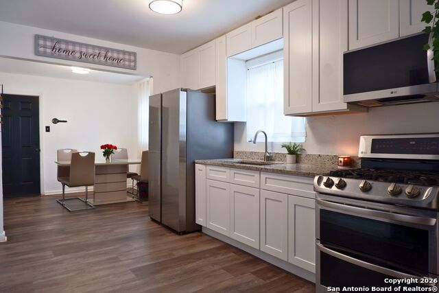 Listing photo id 0 for 2902 Christian