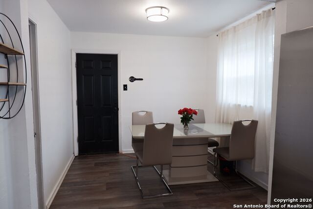 Listing photo id 1 for 2902 Christian