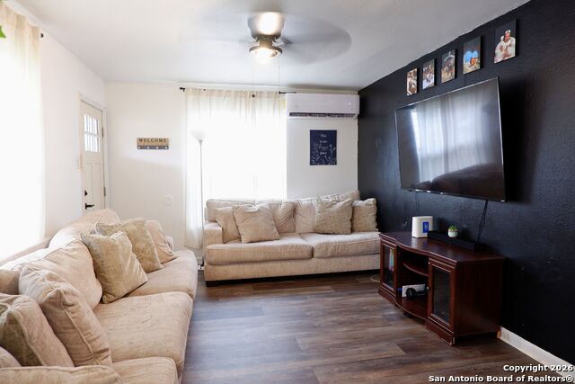 Listing photo id 4 for 2902 Christian