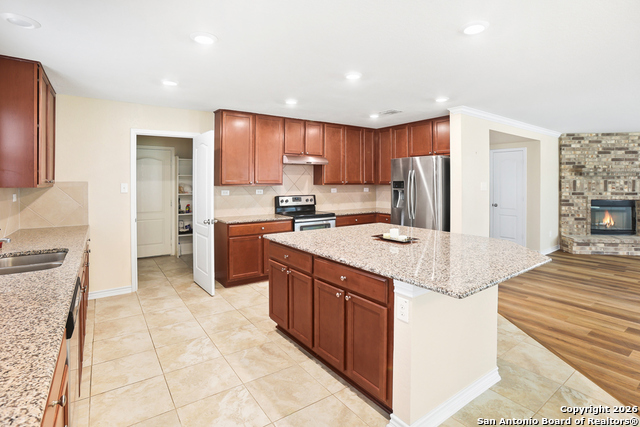 Listing photo id 12 for 691 Anthem Ln