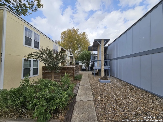 Image 8 of 8 For 1305 Mulberry Ave E 7