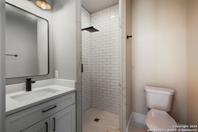 Image 36 of 59 For 220 Sendera  