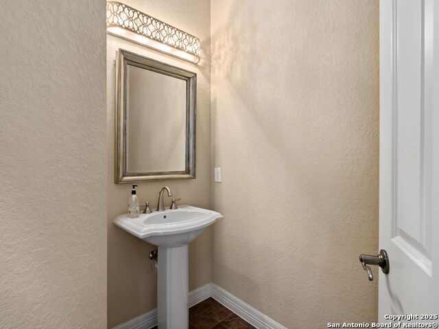 Image 16 of 36 For 16026 Huebner Bluff