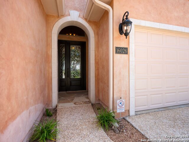 Image 4 of 36 For 16026 Huebner Bluff