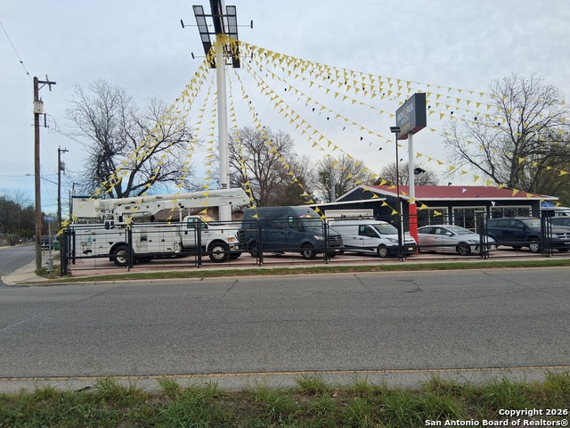 Listing photo id 0 for 738 Harlan Ave W