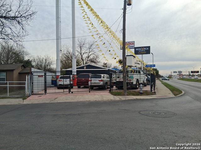 Listing photo id 1 for 738 Harlan Ave W