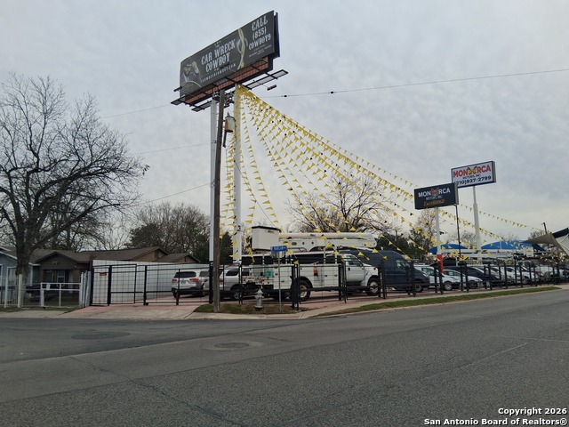 Listing photo id 2 for 738 Harlan Ave W