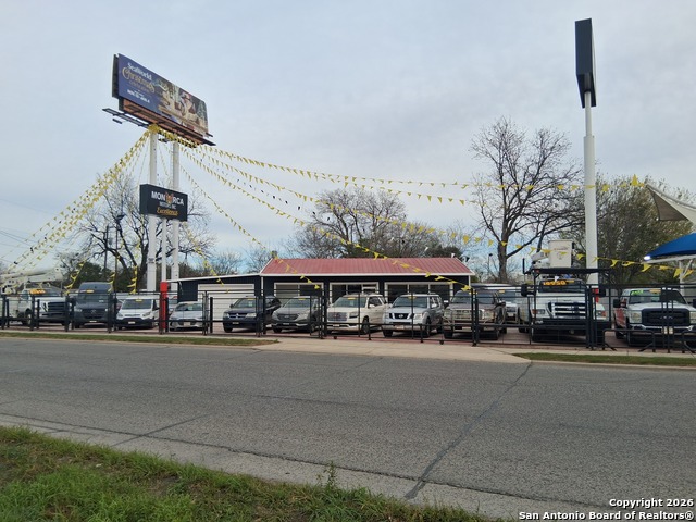 Listing photo id 3 for 738 Harlan Ave W