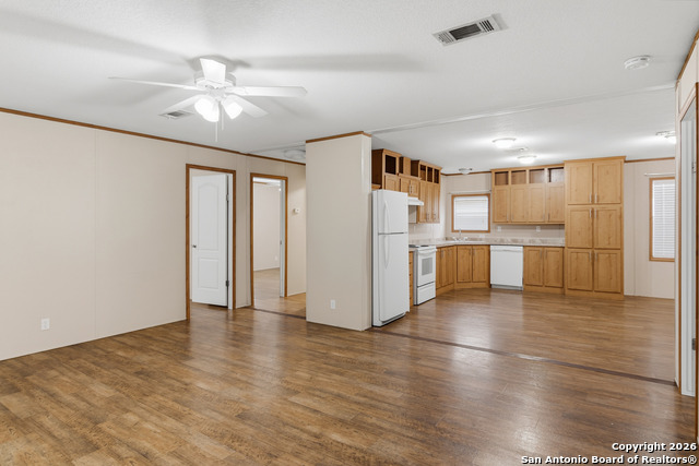 Listing photo id 16 for 596 Canal  