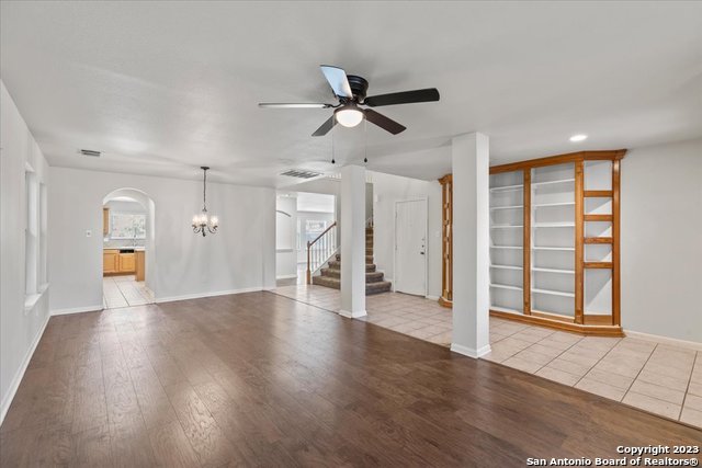 Image 4 of 28 For 208 Valona Dr