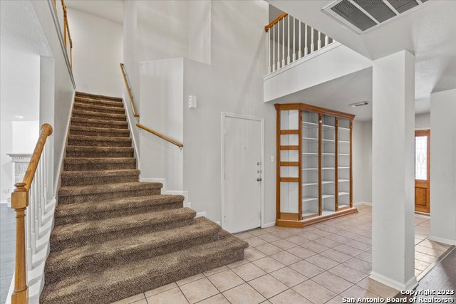 Image 5 of 28 For 208 Valona Dr