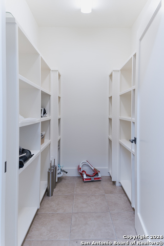 Image 10 of 29 For 215 Annie St  E