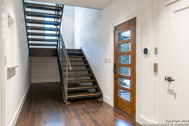 Image 11 of 29 For 215 Annie St  E